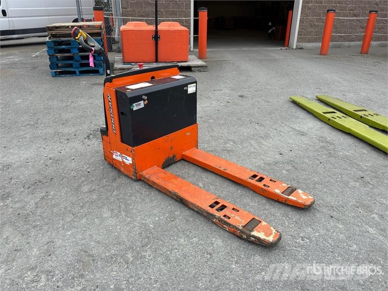 Doosan BW235-7 4500 lb Electric Pallet Jack Kahvelkäru
