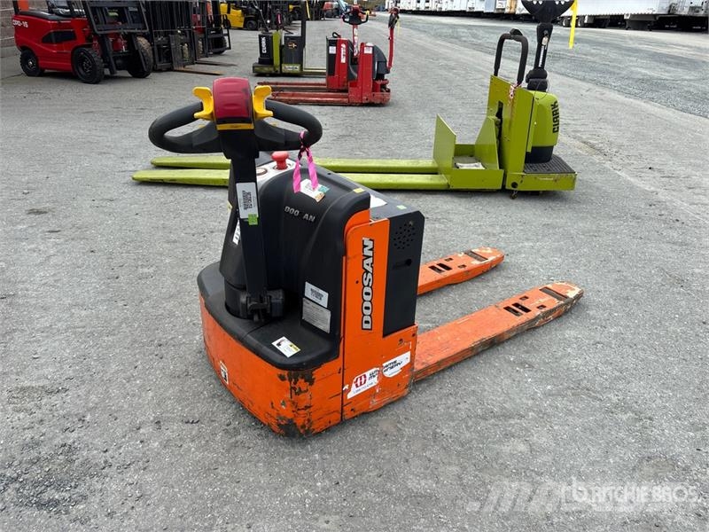 Doosan BW235-7 4500 lb Electric Pallet Jack Kahvelkäru
