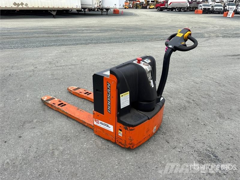 Doosan BW235-7 4500 lb Electric Pallet Jack Kahvelkäru
