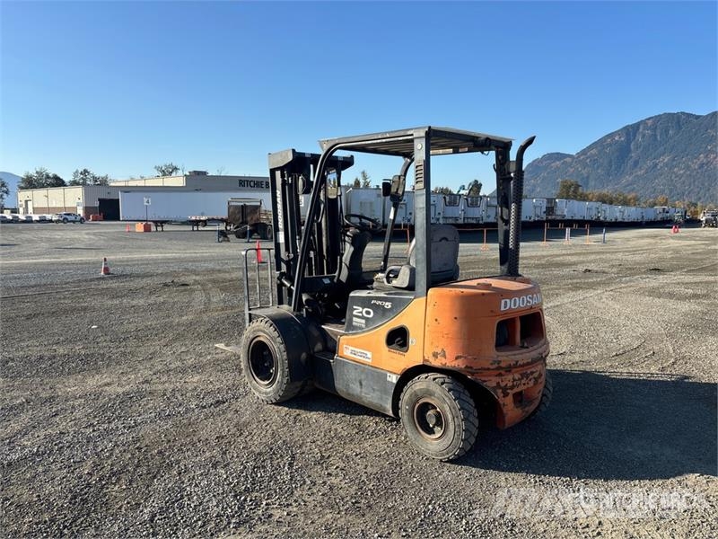 Doosan D20S-5 3600 lb Pneumatic Tire Forklift Інше