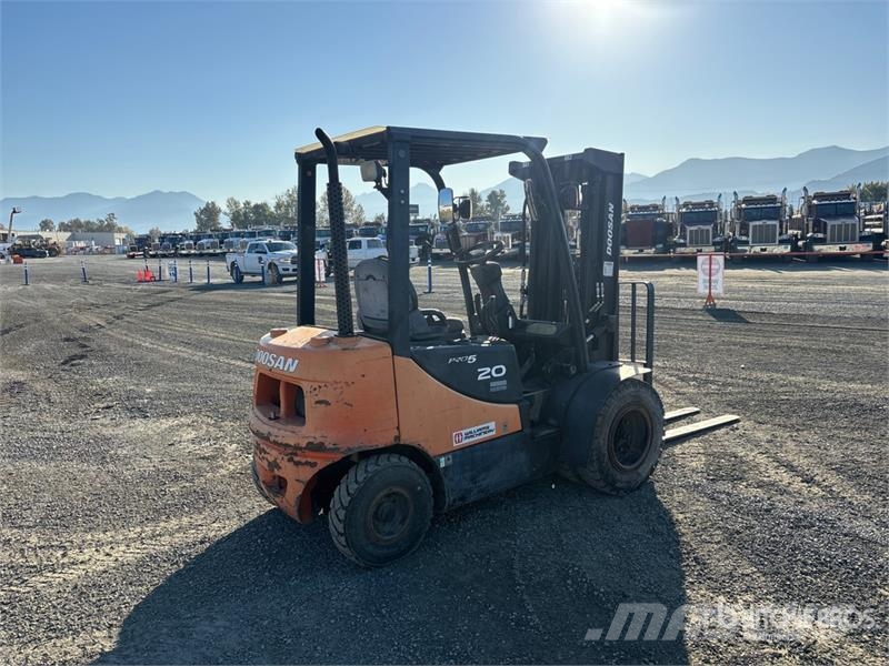 Doosan D20S-5 3600 lb Pneumatic Tire Forklift Інше