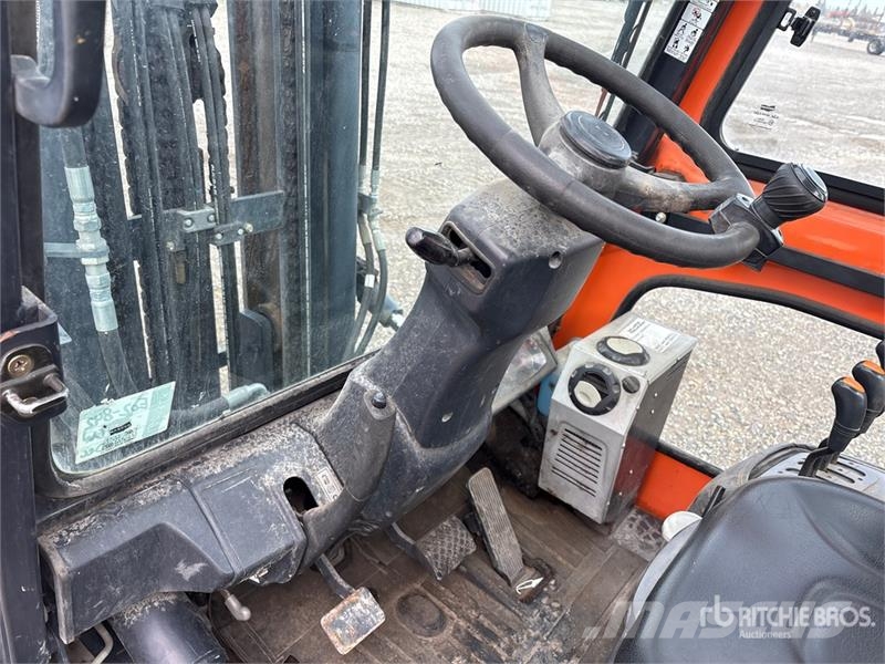 Doosan D370211 7000 lb Pneumatic Tire Forklift Targoncák-Egyéb