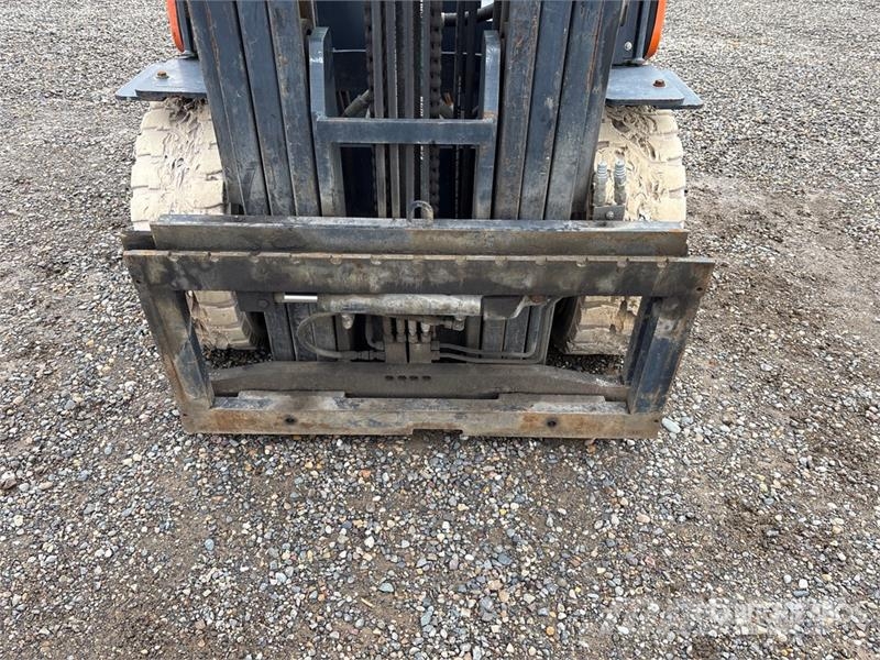 Doosan D370211 7000 lb Pneumatic Tire Forklift Targoncák-Egyéb