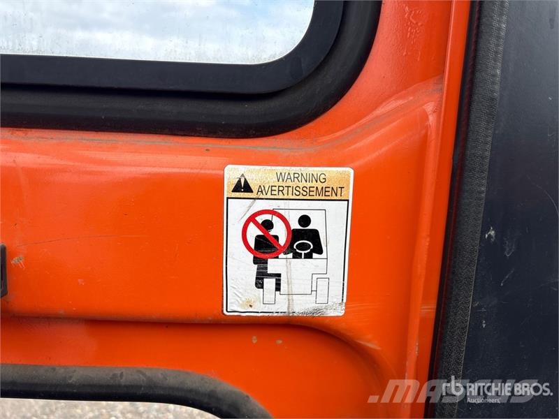 Doosan D370211 7000 lb Pneumatic Tire Forklift Targoncák-Egyéb
