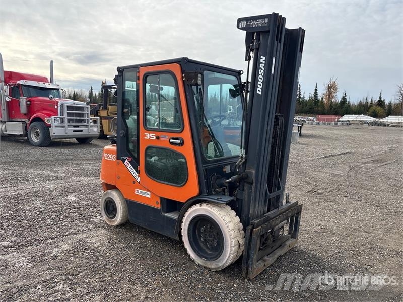 Doosan D370211 7000 lb Pneumatic Tire Forklift Targoncák-Egyéb