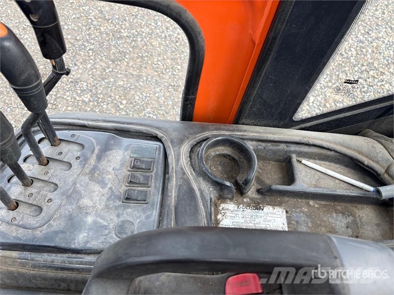 Doosan D370211 7000 lb Pneumatic Tire Forklift Targoncák-Egyéb
