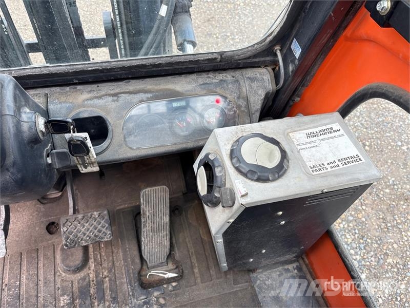 Doosan D370211 7000 lb Pneumatic Tire Forklift Targoncák-Egyéb