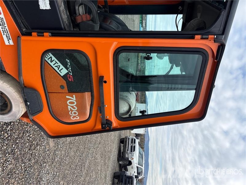 Doosan D370211 7000 lb Pneumatic Tire Forklift Targoncák-Egyéb