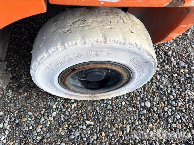 Doosan D370211 7000 lb Pneumatic Tire Forklift Targoncák-Egyéb