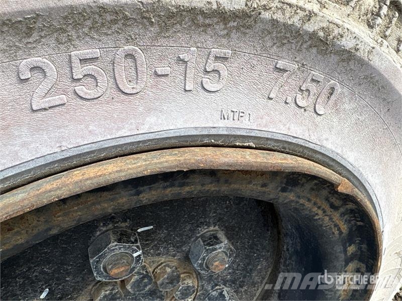 Doosan D370211 7000 lb Pneumatic Tire Forklift Targoncák-Egyéb