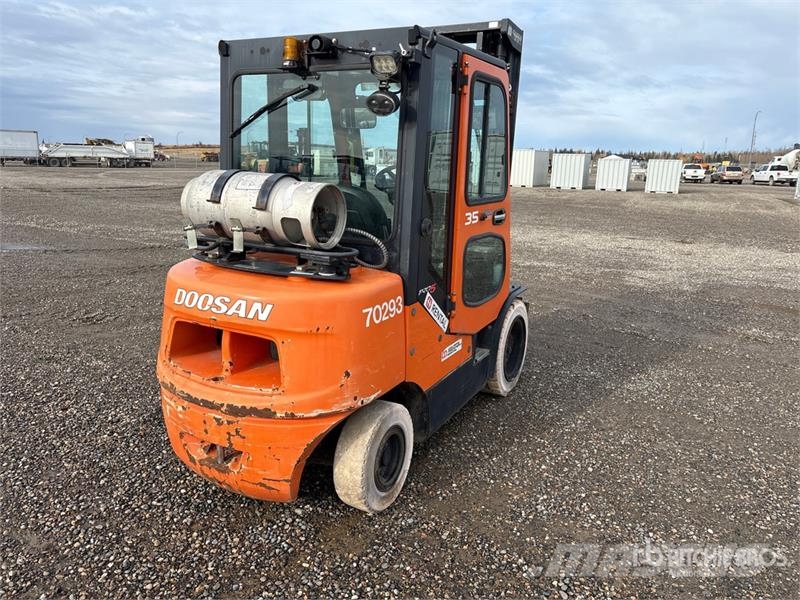 Doosan D370211 7000 lb Pneumatic Tire Forklift Targoncák-Egyéb