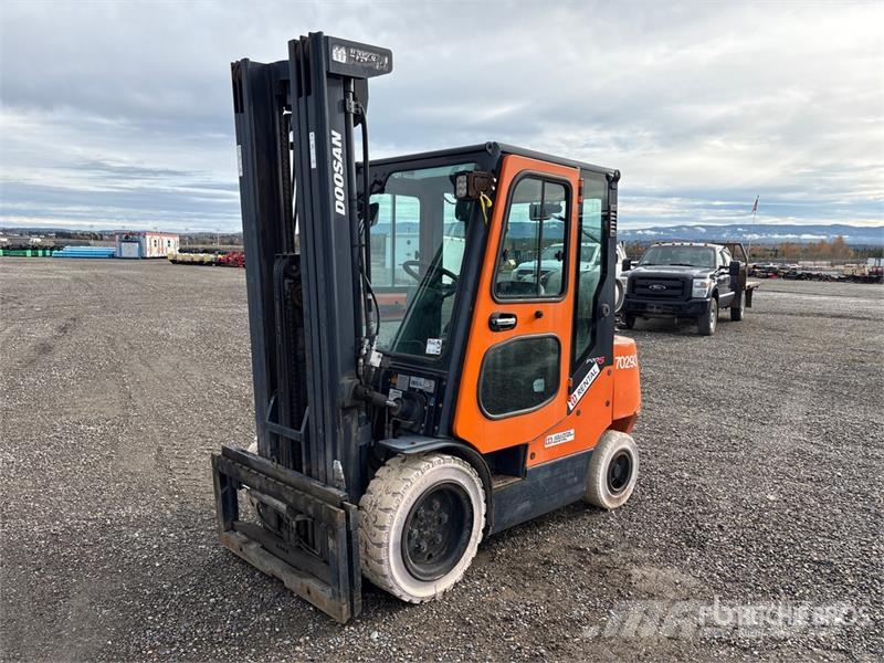 Doosan D370211 7000 lb Pneumatic Tire Forklift Targoncák-Egyéb