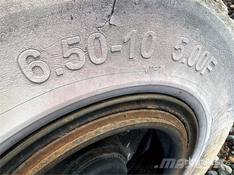 Doosan D370211 7000 lb Pneumatic Tire Forklift Targoncák-Egyéb