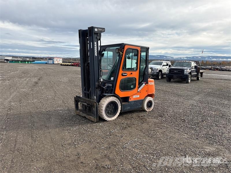 Doosan D370211 7000 lb Pneumatic Tire Forklift Targoncák-Egyéb