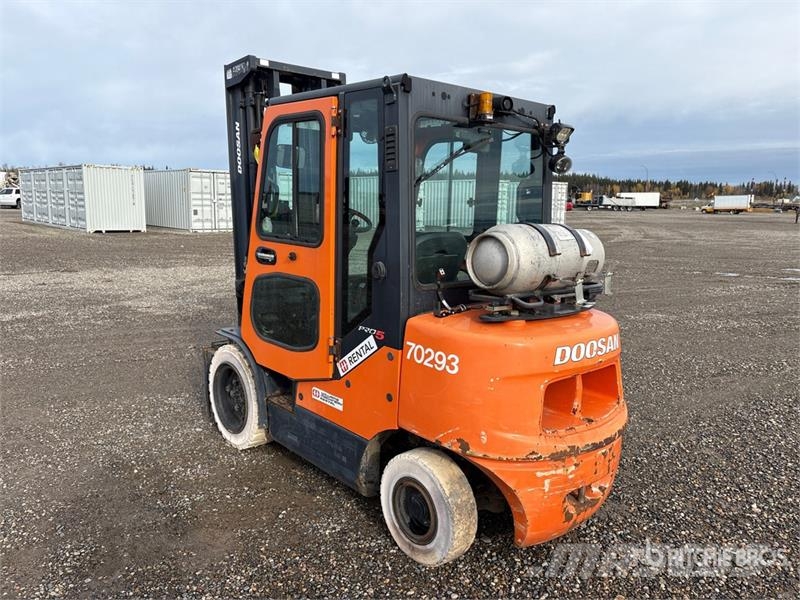Doosan D370211 7000 lb Pneumatic Tire Forklift Targoncák-Egyéb