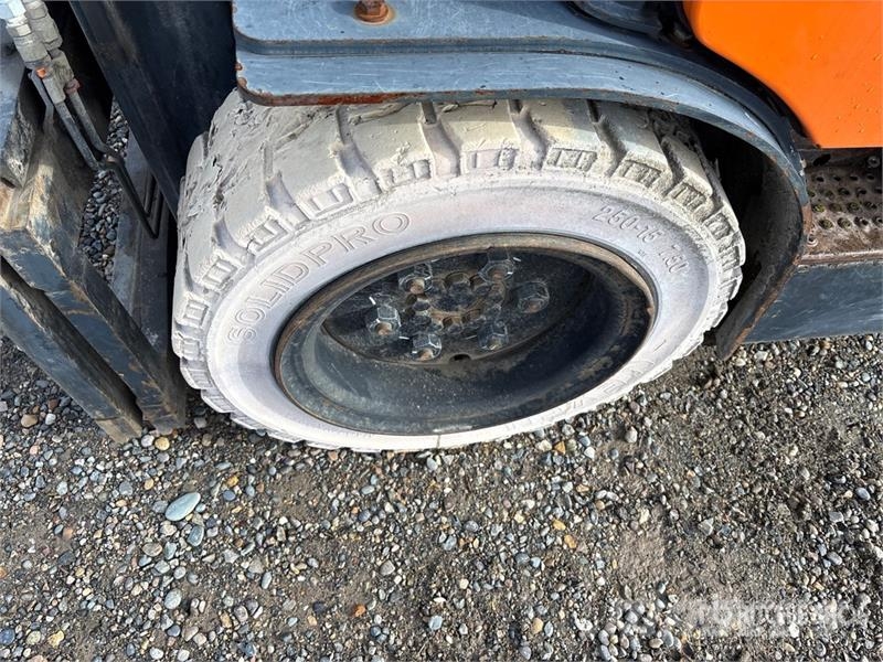 Doosan D370211 7000 lb Pneumatic Tire Forklift Targoncák-Egyéb