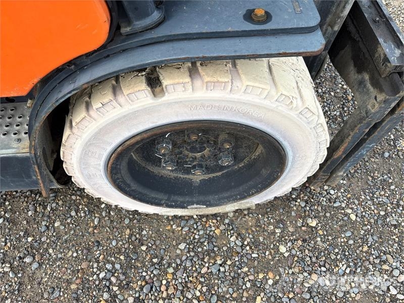 Doosan D370211 7000 lb Pneumatic Tire Forklift Targoncák-Egyéb