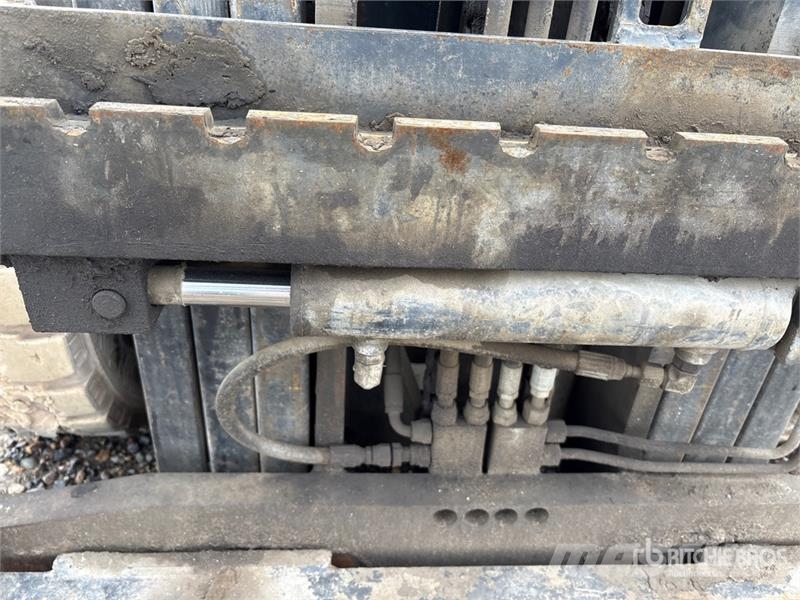Doosan D370211 7000 lb Pneumatic Tire Forklift Targoncák-Egyéb