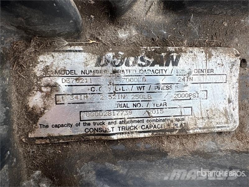 Doosan D370211 7000 lb Pneumatic Tire Forklift Targoncák-Egyéb