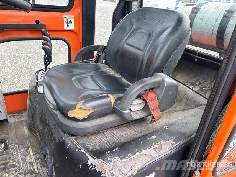 Doosan D370211 7000 lb Pneumatic Tire Forklift Targoncák-Egyéb