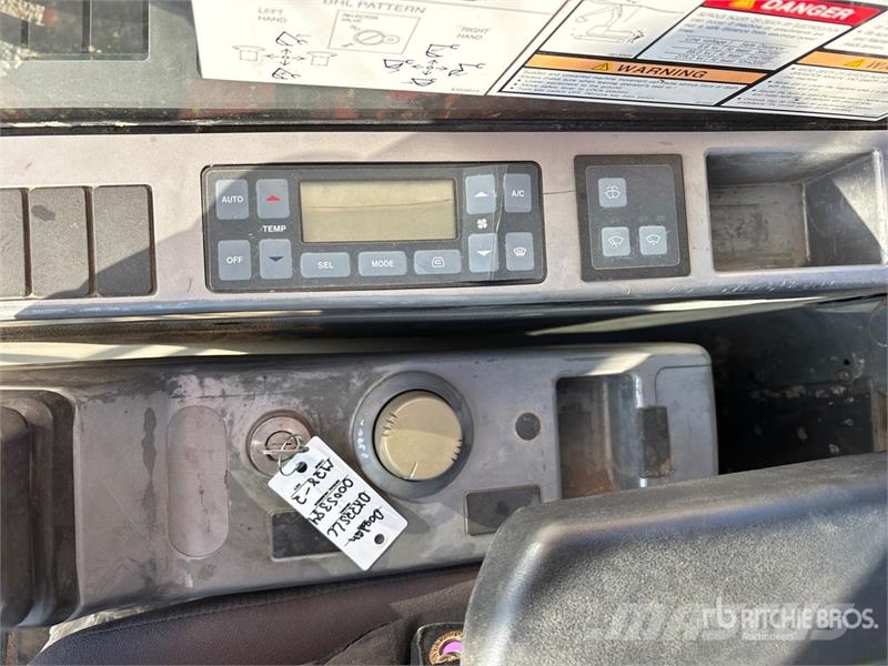 Doosan DX225 LC Tracked Excavator Pásové rýpadlá