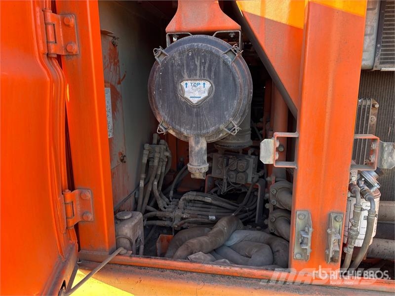 Doosan DX225 LC Tracked Excavator Pásové rýpadlá
