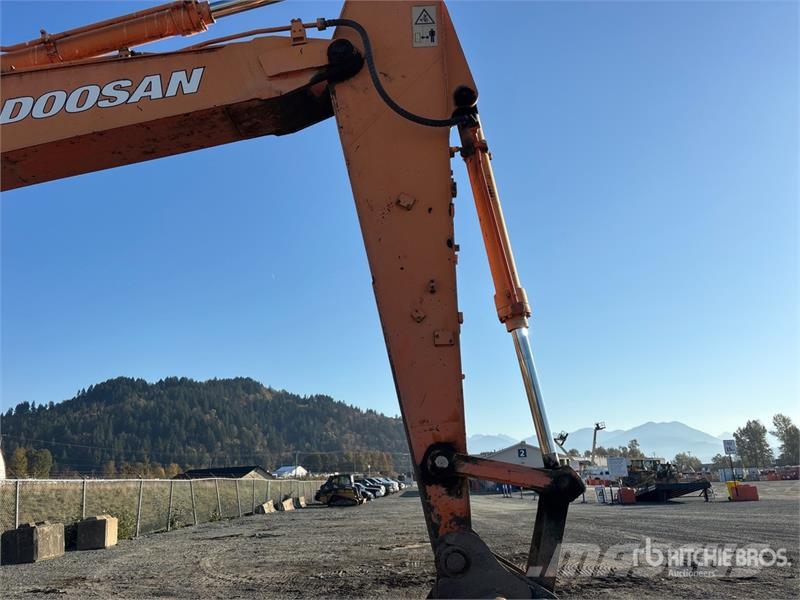 Doosan DX225 LC Tracked Excavator Pásové rýpadlá