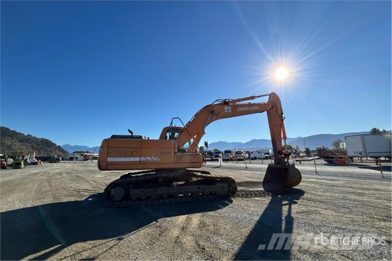 Doosan DX225 LC Tracked Excavator Paletli ekskavatörler