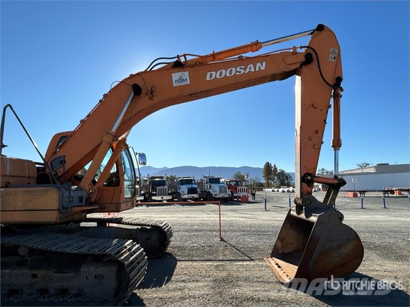 Doosan DX225 LC Tracked Excavator Paletli ekskavatörler