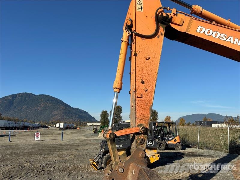 Doosan DX225 LC Tracked Excavator Pásové rýpadlá