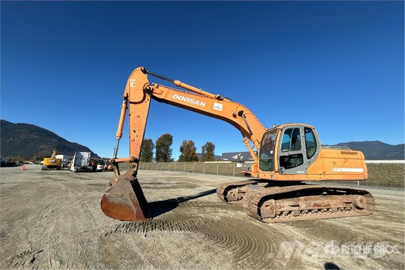 Doosan DX225 LC Tracked Excavator Paletli ekskavatörler
