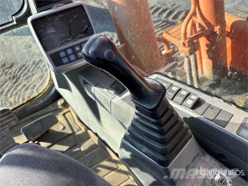 Doosan DX225 LC Tracked Excavator Pásové rýpadlá