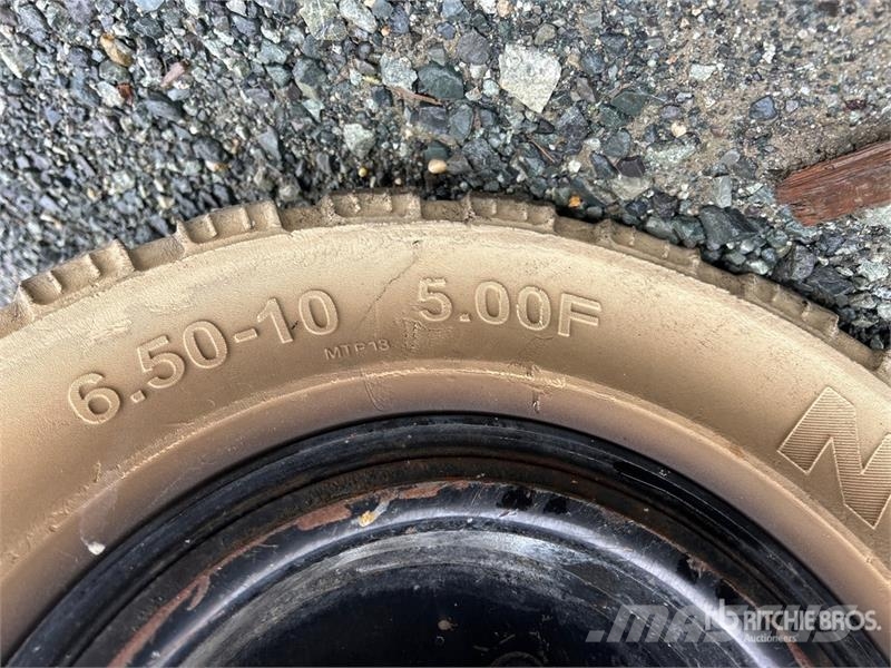 Doosan G25N-7 3850 lb Pneumatic Tire Forklift Інше
