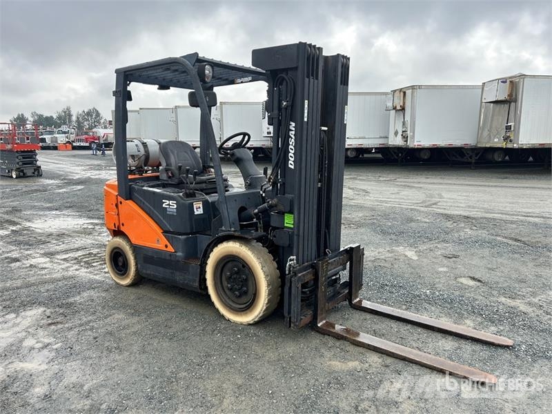 Doosan G25N-7 3850 lb Pneumatic Tire Forklift Інше