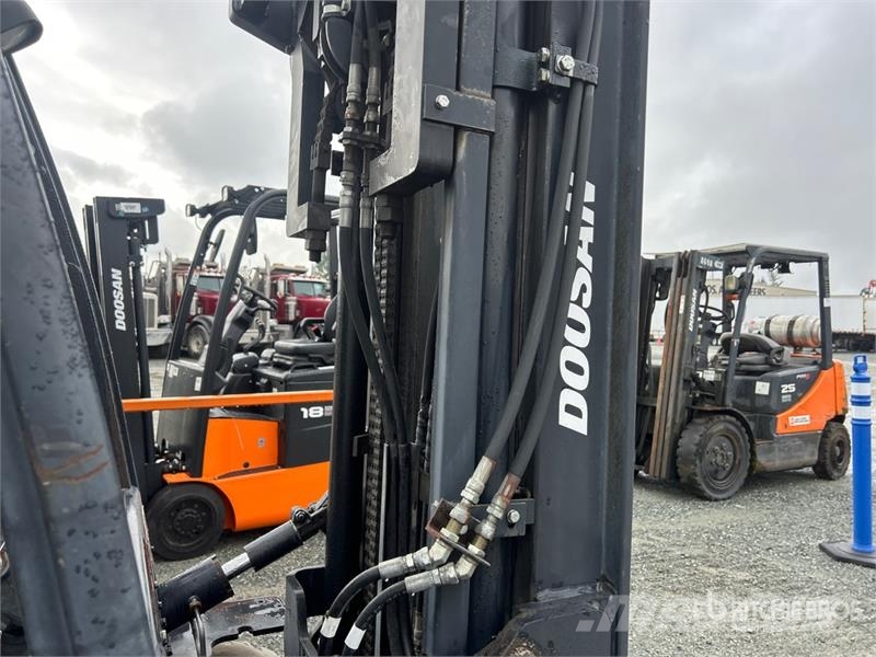 Doosan G25N-7 3850 lb Pneumatic Tire Forklift Інше