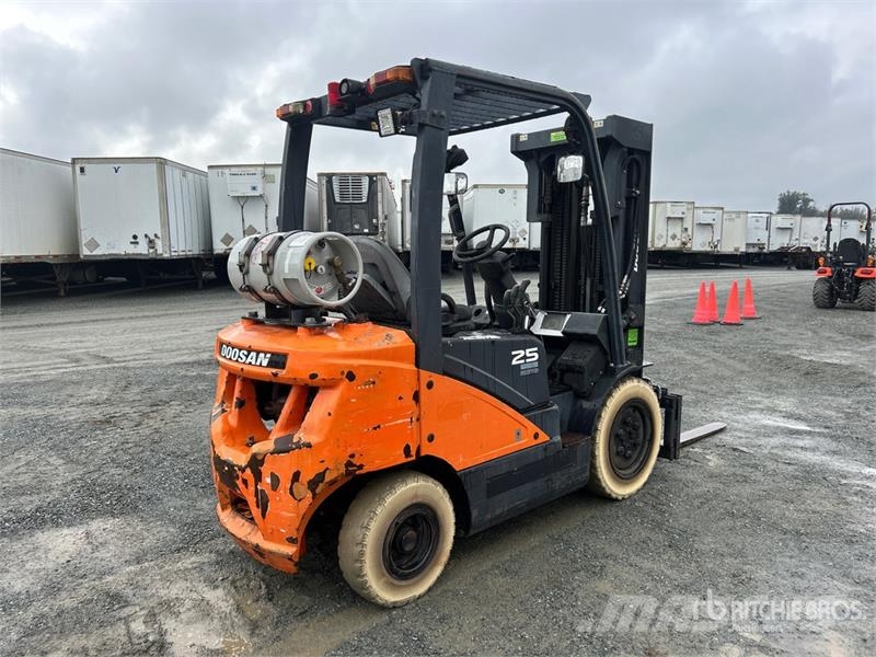 Doosan G25N-7 3850 lb Pneumatic Tire Forklift Інше