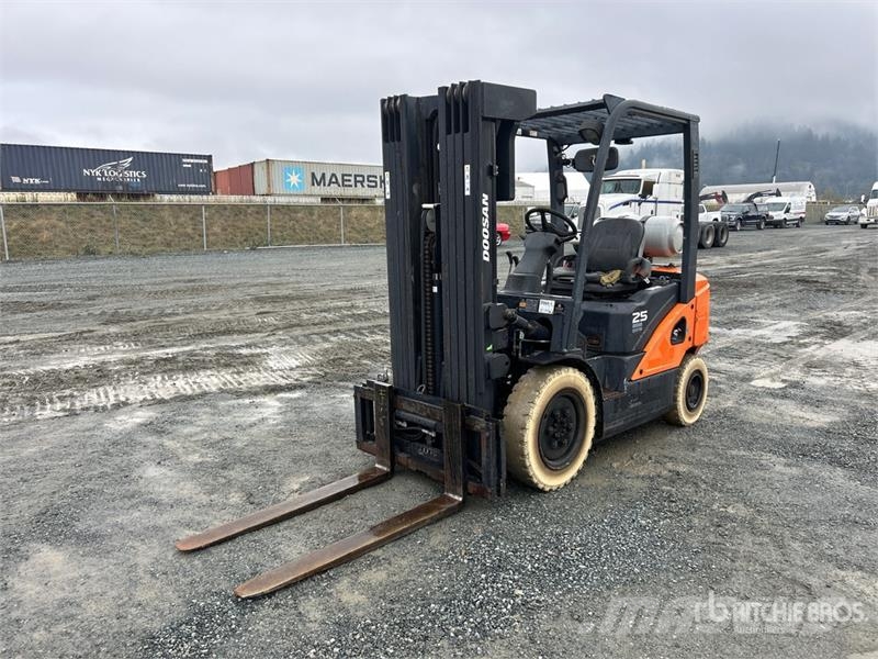 Doosan G25N-7 3850 lb Pneumatic Tire Forklift Інше