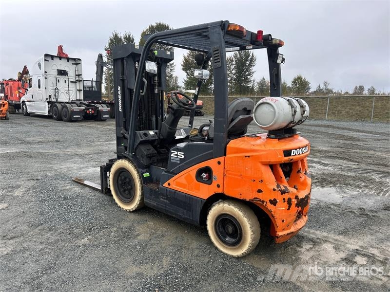 Doosan G25N-7 3850 lb Pneumatic Tire Forklift Інше
