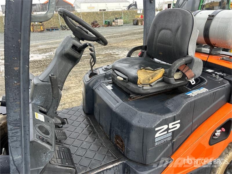 Doosan G25N-7 3850 lb Pneumatic Tire Forklift Інше