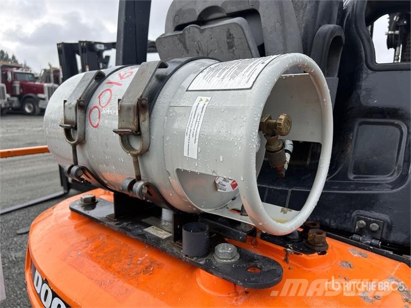 Doosan G25N-7 3850 lb Pneumatic Tire Forklift Інше