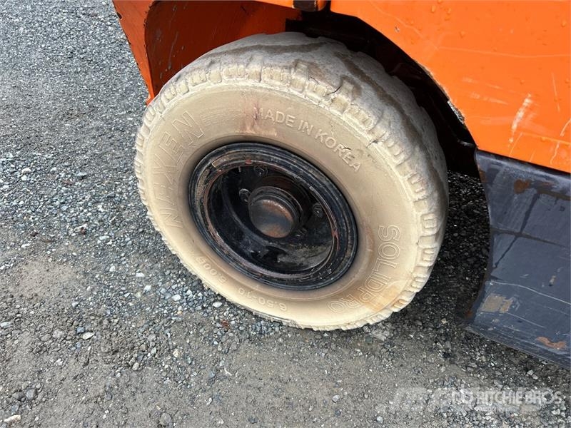 Doosan G25N-7 3850 lb Pneumatic Tire Forklift Інше