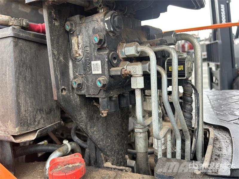 Doosan G25N-7 3850 lb Pneumatic Tire Forklift Інше