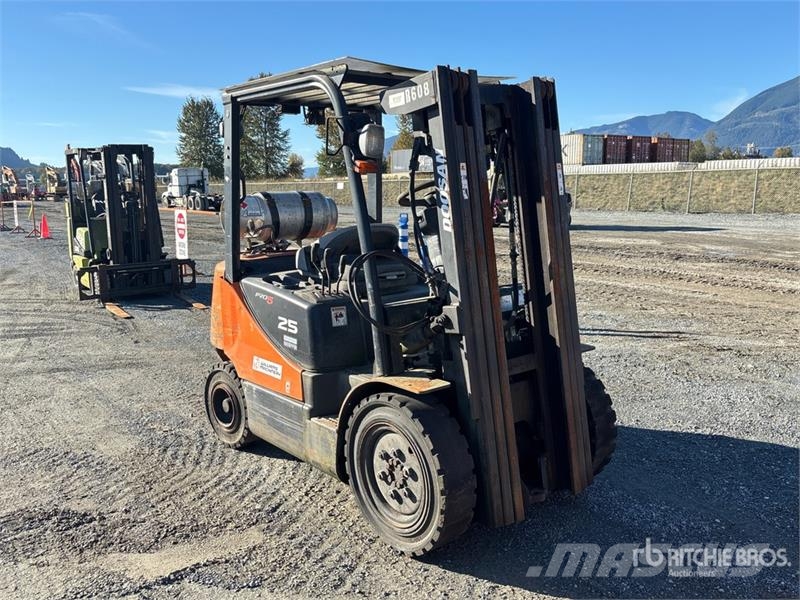 Doosan G25P-5 4800 lb Pneumatic Tire Forklift Targoncák-Egyéb