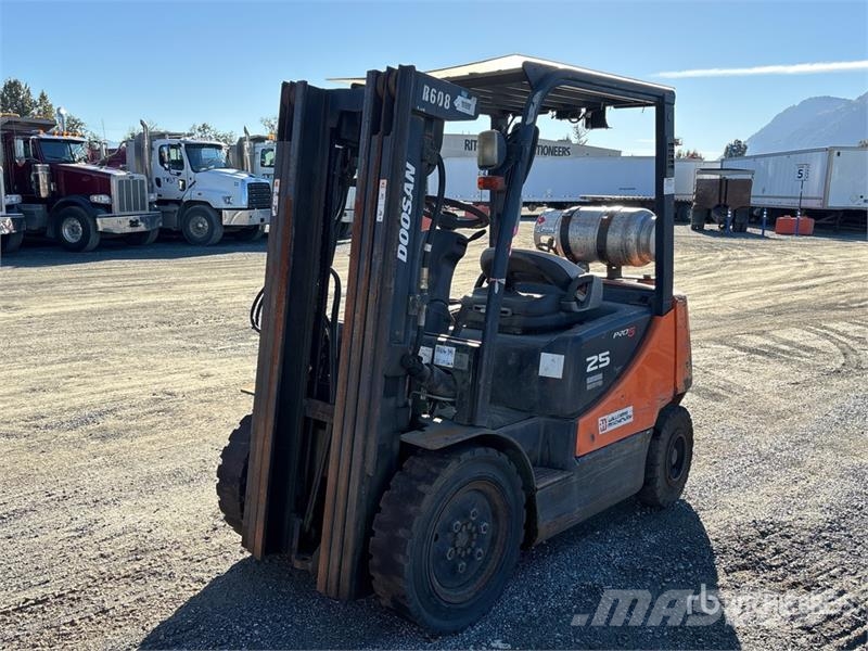 Doosan G25P-5 4800 lb Pneumatic Tire Forklift Targoncák-Egyéb