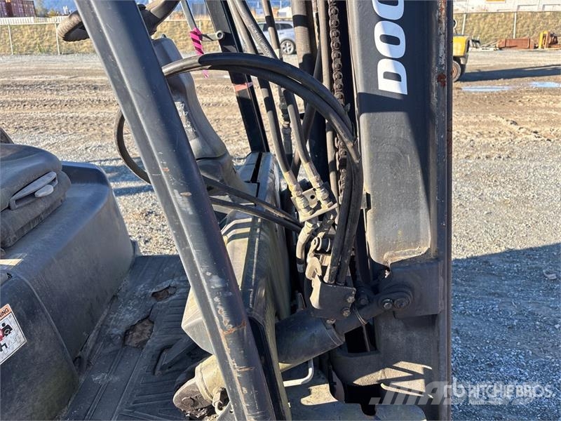 Doosan G25P-5 4800 lb Pneumatic Tire Forklift Targoncák-Egyéb