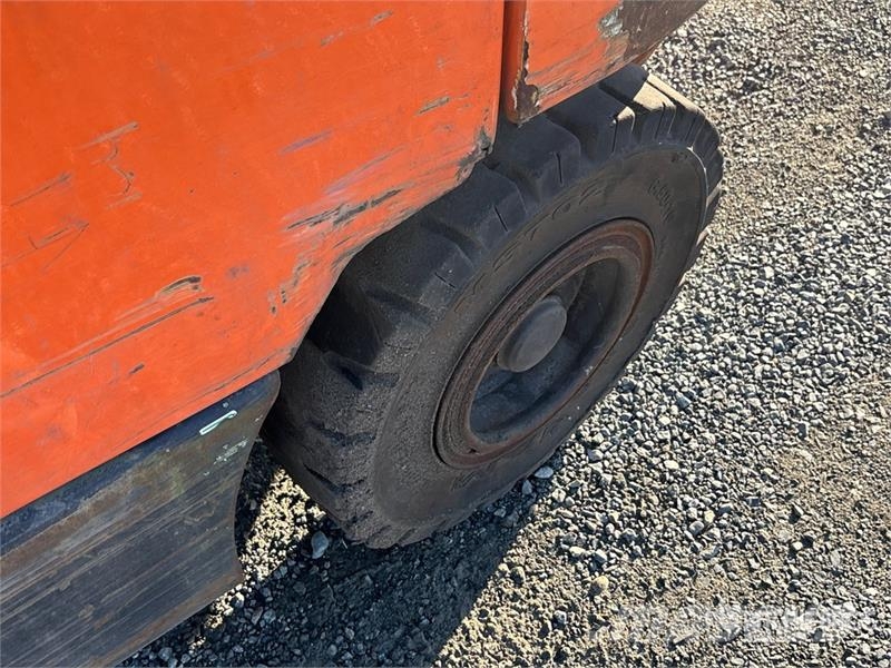 Doosan G25P-5 4800 lb Pneumatic Tire Forklift Targoncák-Egyéb
