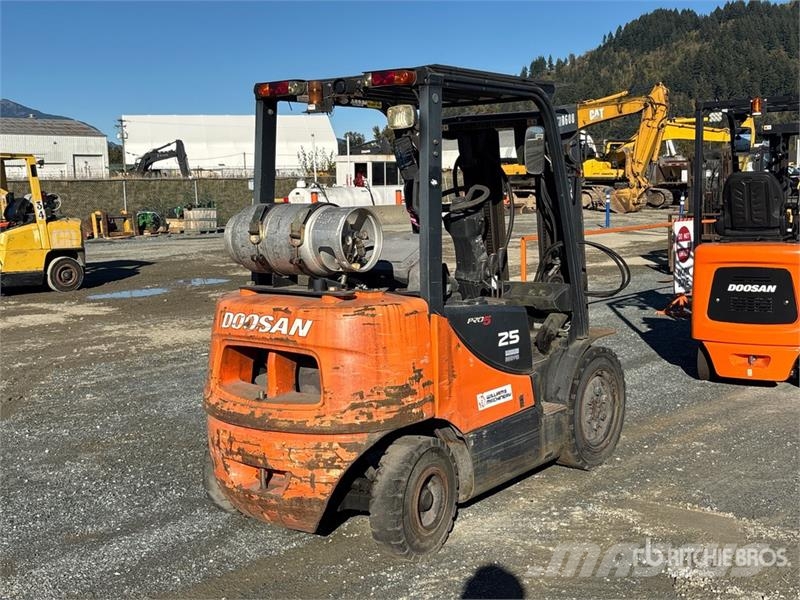Doosan G25P-5 4800 lb Pneumatic Tire Forklift Targoncák-Egyéb