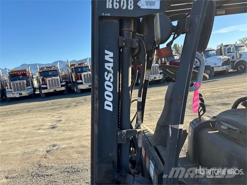 Doosan G25P-5 4800 lb Pneumatic Tire Forklift Targoncák-Egyéb