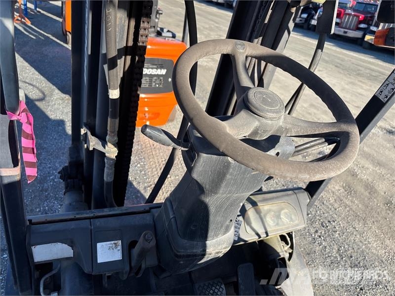 Doosan G25P-5 4800 lb Pneumatic Tire Forklift Targoncák-Egyéb
