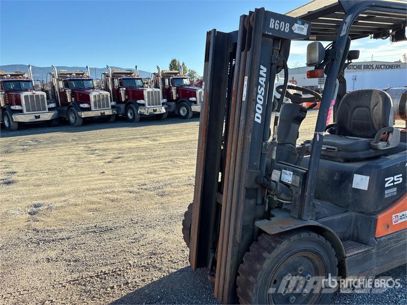 Doosan G25P-5 4800 lb Pneumatic Tire Forklift Targoncák-Egyéb